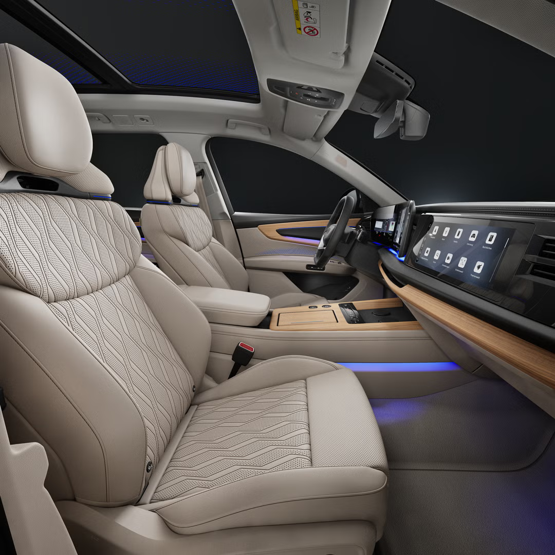 Blick von der rechten Seite auf das Cockpit des Audi Q7 SUV mit Fokus auf die Sportsitze, Lenkrad und die digitalen Displays.