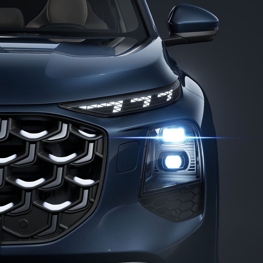 Nahaufnahme des vorderen linken LED-Scheinwerfers des Audi Q7 SUV.
