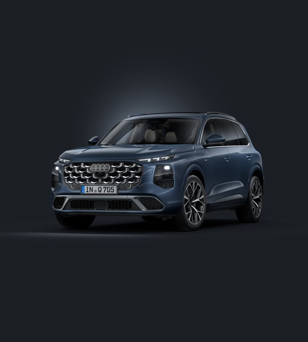 Schräge Frontansicht des Audi Q7 SUV auf dunklem Hintergrund.