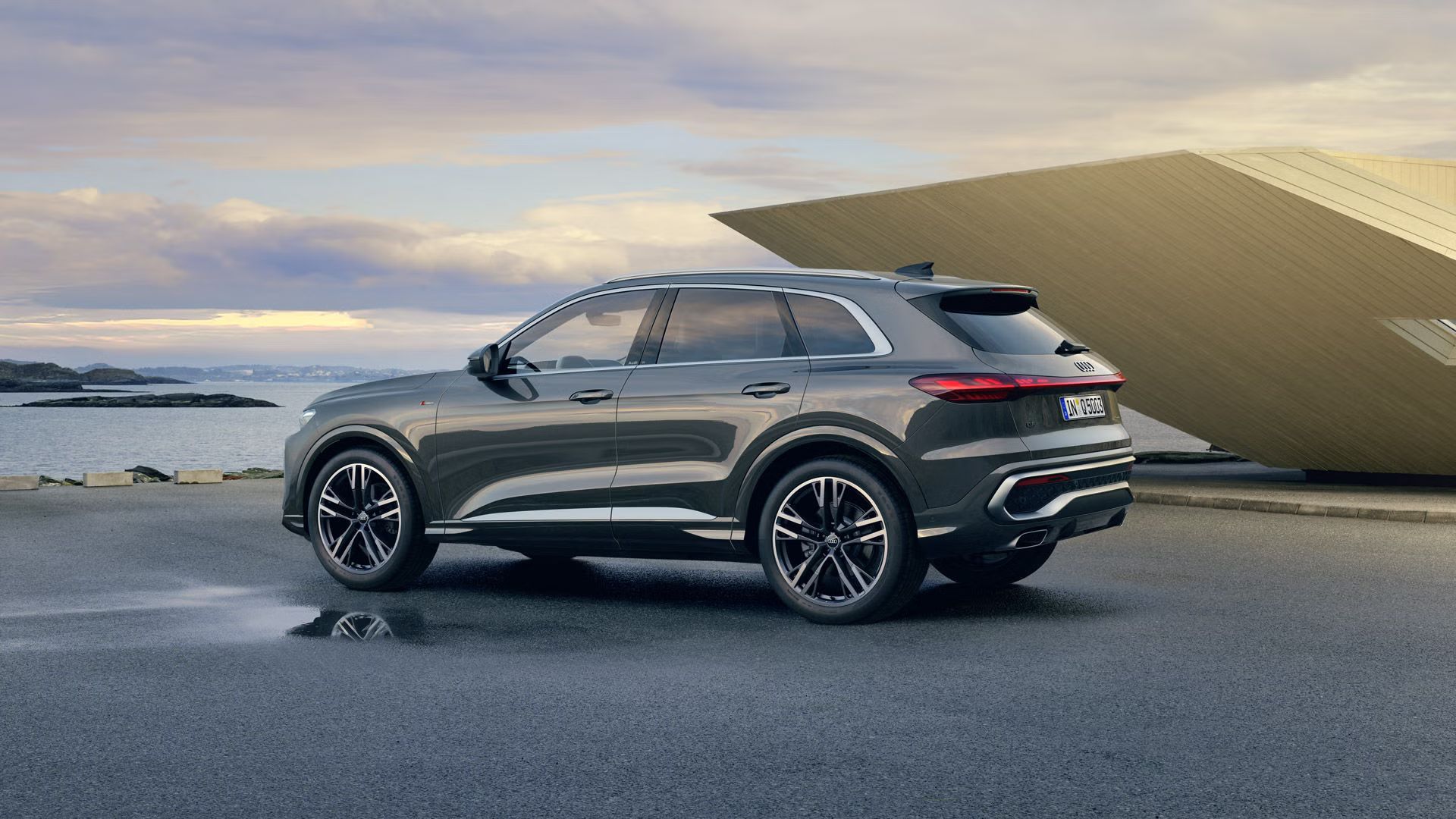 Seitenansicht eines grauen Audi Q5 SUV