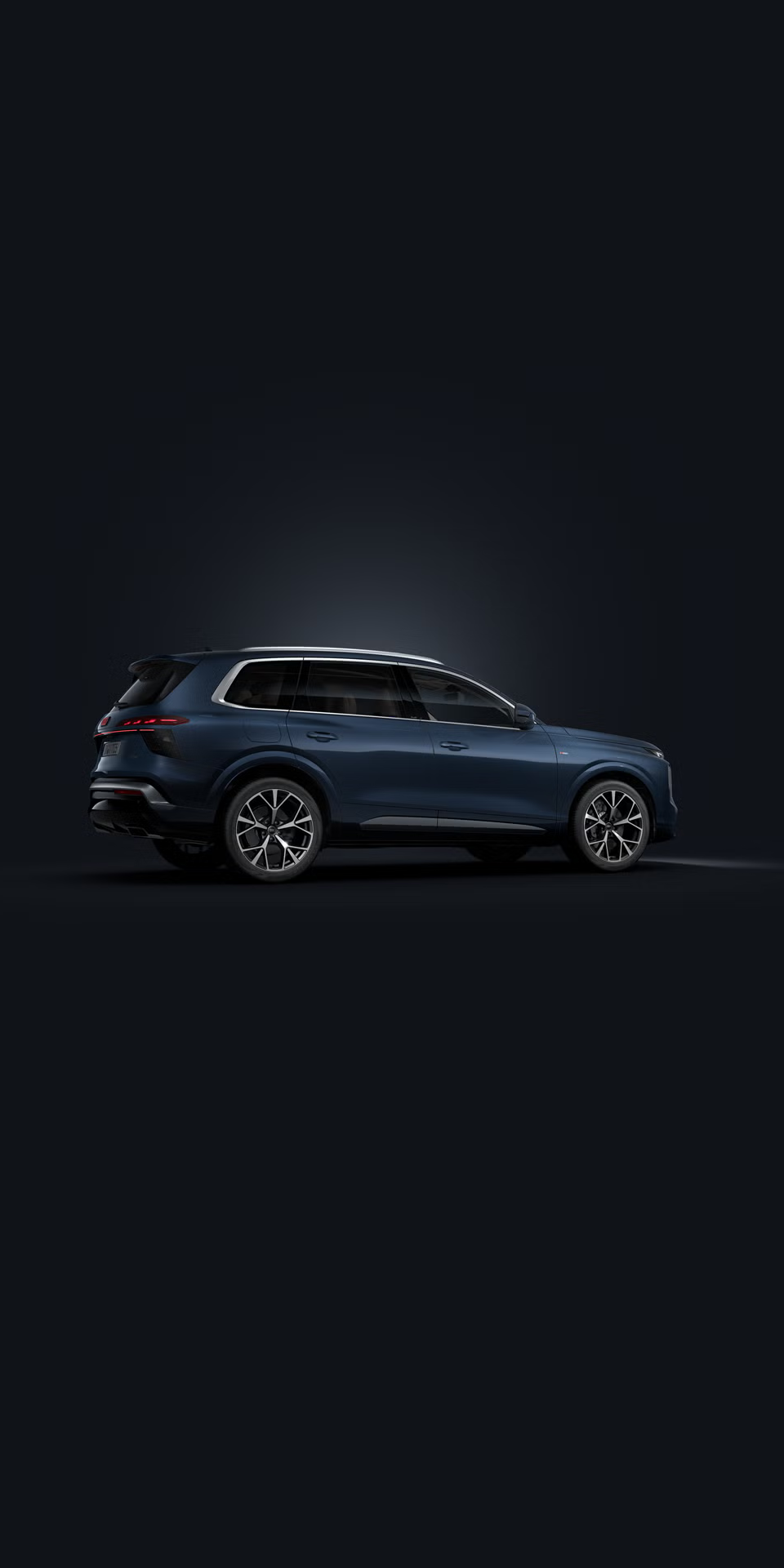 Audi Q7 SUV Ansicht von der Seite auf dunklem Hintergrund